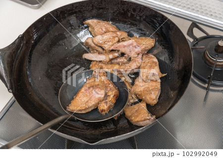 【レバニラ炒めを作る 豚レバーを炒める】 【レバニラ炒めを作る 豚レバーを炒める】 102992049