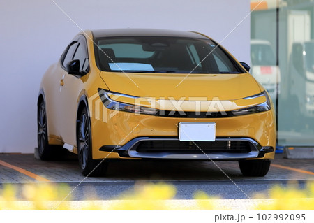 黄色い国産ハイブリッド車 イメージ 黄色い国産ハイブリッド車 イメージ 102992095
