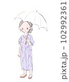 日傘をさした年配女性のイラスト 102992361