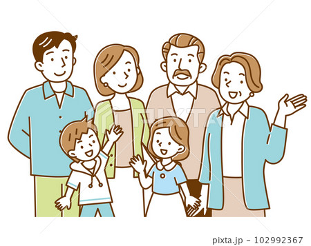 笑顔でこちらを向いた三世代の仲良し6人家族 102992367