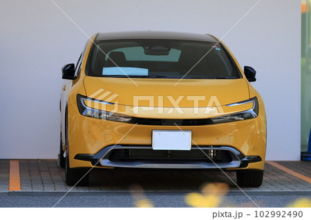 黄色い国産ハイブリッド車 イメージ 黄色い国産ハイブリッド車 イメージ 102992490