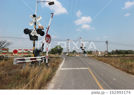 タイの踏切 102993174