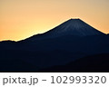 朝焼けの富士山 102993320
