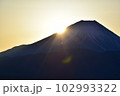 富士山の日の出のアップ 102993322