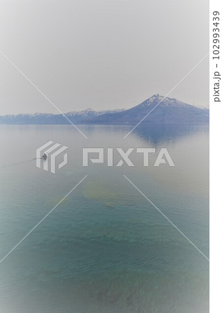 春の北海道　支笏湖　ミラーレイクのその景色 102993439