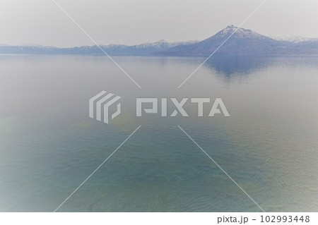 春の北海道　支笏湖　ミラーレイクのその景色 102993448