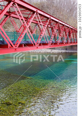 春の北海道　支笏湖　ミラーレイクのその景色 102993453