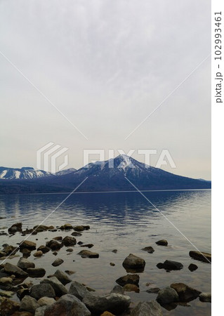 春の北海道 支笏湖 ミラーレイクのその景色 春の北海道 支笏湖 ミラーレイクのその景色 102993461