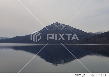 春の北海道 支笏湖 ミラーレイクのその景色 春の北海道 支笏湖 ミラーレイクのその景色 102993471