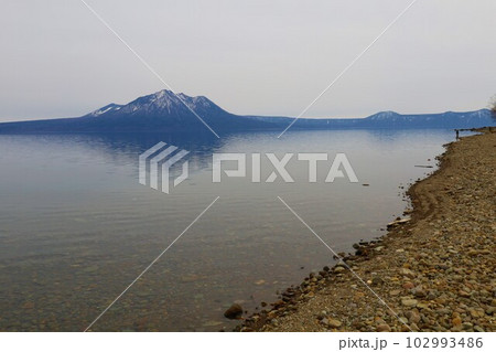 春の北海道 支笏湖 ミラーレイクのその景色 春の北海道 支笏湖 ミラーレイクのその景色 102993486