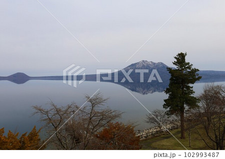 春の北海道　支笏湖　ミラーレイクのその景色 102993487