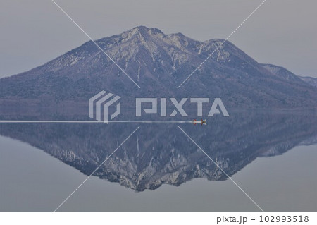 春の北海道　支笏湖　ミラーレイクのその景色 102993518