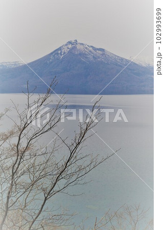 春の北海道　支笏湖　ミラーレイクのその景色 102993699