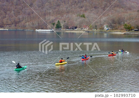 春の北海道　支笏湖　ミラーレイクのその景色 102993710