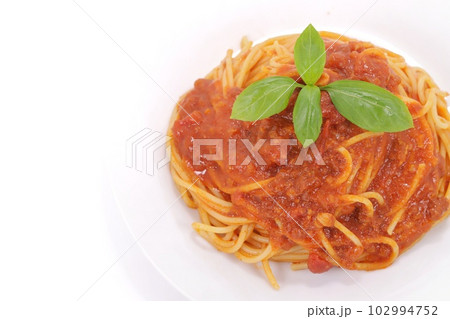 ボロネーゼ　パスタ　スパゲッティ　ミートソース　明るい背景 102994752