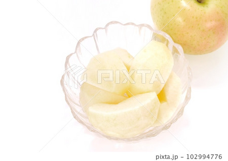 リンゴ 剥き カット デザート トキ ガラスの器 明るい背景 リンゴ 剥き カット デザート トキ ガラスの器 明るい背景 102994776
