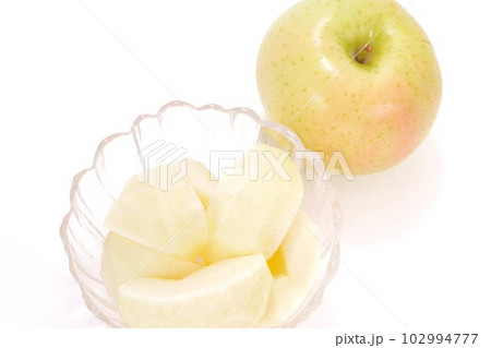 リンゴ 剥き カット デザート トキ ガラスの器 明るい背景 リンゴ 剥き カット デザート トキ ガラスの器 明るい背景 102994777