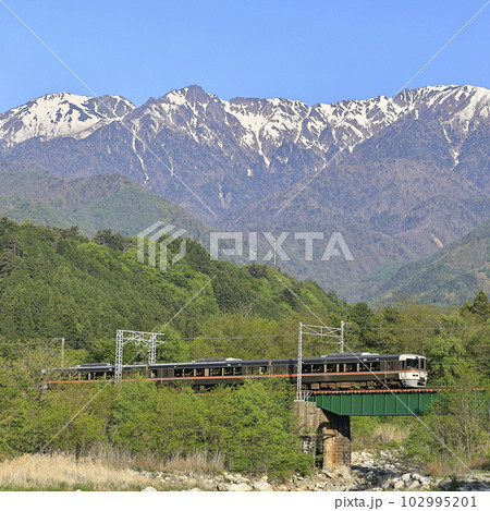 新緑の飯田線と残雪の中央アルプス 新緑の飯田線と残雪の中央アルプス 102995201