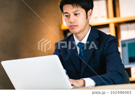 パソコンに向かって考えるビジネスマン 102996065