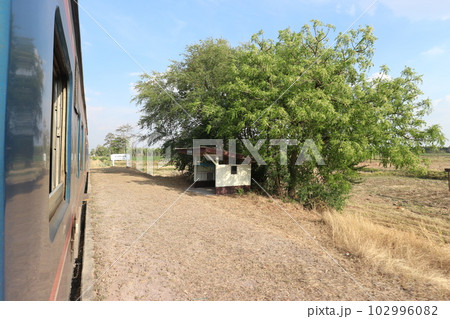 タイ　ローカル列車と無人駅 102996082
