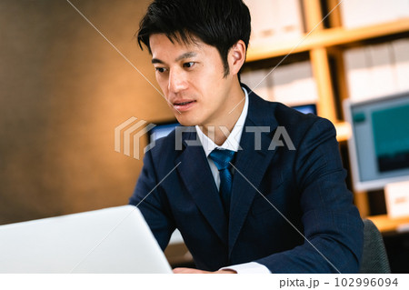 パソコンに向かって考えるビジネスマン 102996094
