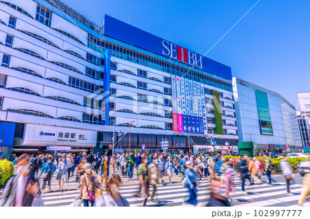 日本の東京都市景観 5月。青空が広がる池袋駅。強い日差しに、紫外線や熱中症にも注意＝2日 102997777