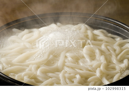 うどんをゆでる うどんをゆでる 102998315