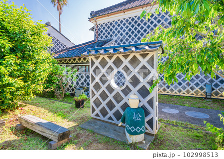 （静岡県松崎町）なまこ壁の建物・伊豆文の足湯　 102998513