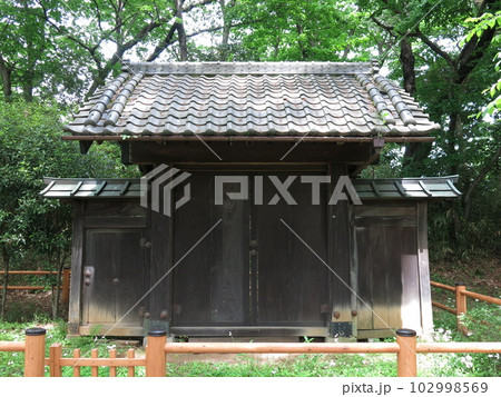 岩槻城址公園の岩槻城裏門 102998569
