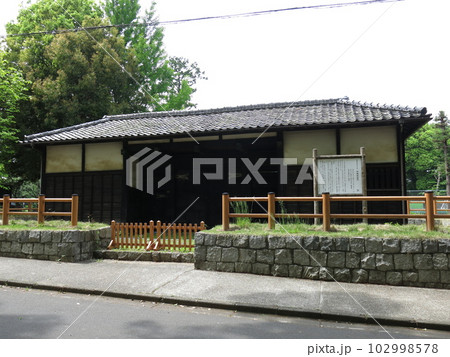 岩槻城址公園の岩槻城城門（黒門） 102998578