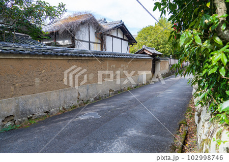 年季の入った土塀 102998746