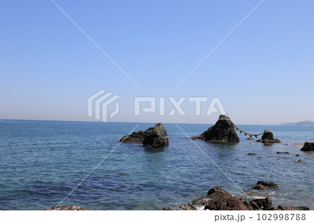 青空と透き通った海と夫婦岩 102998788
