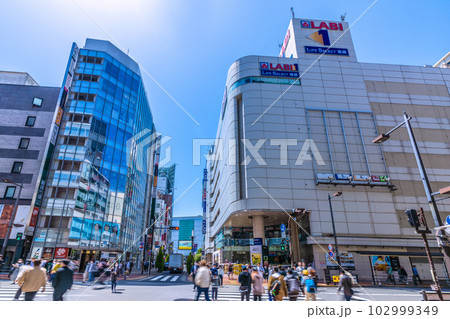 日本の東京都市景観 5月。青空が広がる池袋駅東口の繁華街などを望む。画面奥は池袋駅＝2日 102999349