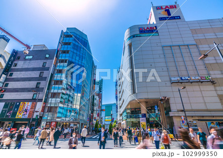 日本の東京都市景観 5月。青空が広がる池袋駅東口の繁華街などを望む。防犯カメラが睨みをきかす＝2日 102999350
