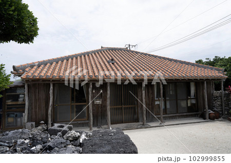伝統的な沖縄の家、沖縄の民宿、沖縄の一軒家、古くなった木造の一軒家、無人になった木造建築の平屋 102999855