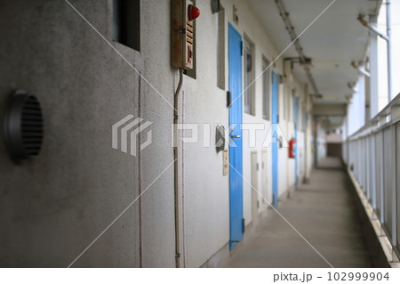 集合住宅の開放廊下 102999904