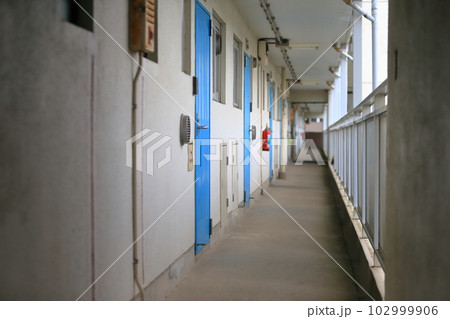 集合住宅の開放廊下 102999906
