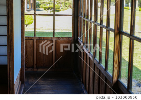 花巻の宮沢賢治が設立した羅須知人協会の老化と窓ガラス 花巻の宮沢賢治が設立した羅須知人協会の老化と窓ガラス 103000950