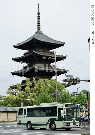 東寺さんの五重塔と市バス 東寺さんの五重塔と市バス 103001048