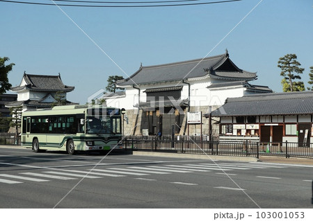 二条城　東大手門と東南隅櫓と市バス12系統 103001053