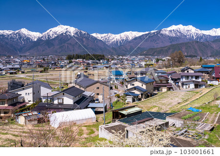《長野県》長野県大町市・北アルプスと住宅街の風景 《長野県》長野県大町市・北アルプスと住宅街の風景 103001661