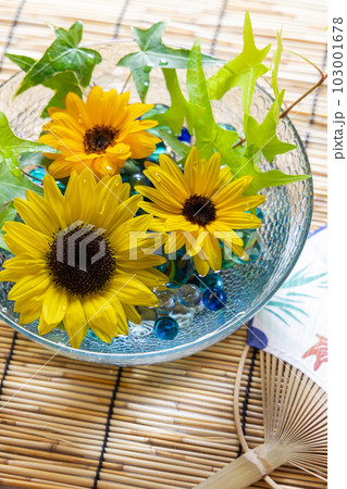 ヒマワリの夏らしい和風のフラワーアレンジ 103001678