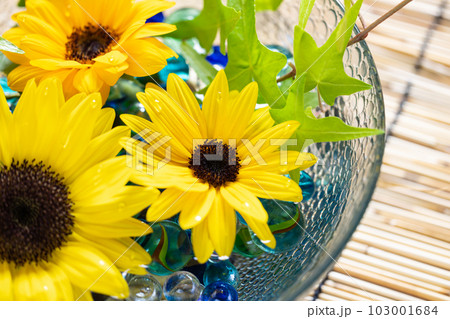 ヒマワリの夏らしい和風のフラワーアレンジ 103001684