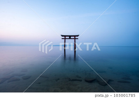【滋賀県】琵琶湖 白髭神社の鳥居の朝 静寂 【滋賀県】琵琶湖 白髭神社の鳥居の朝 静寂 103001785