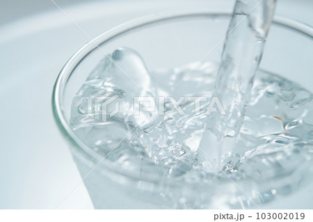 グラス注がれる水 103002019
