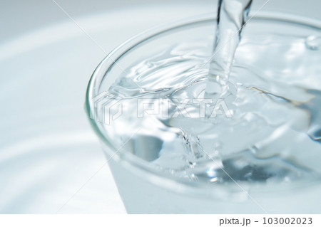 グラス注がれる水 グラス注がれる水 103002023