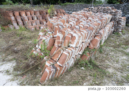 積み上がった赤瓦、南国の瓦、沖縄の赤瓦屋根、南国の建築資材 103002260