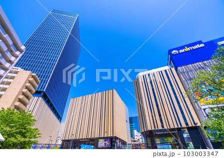 日本の東京都市景観 5月。青空に映える池袋駅東口にあるハレザ池袋や新緑などを望む 103003347