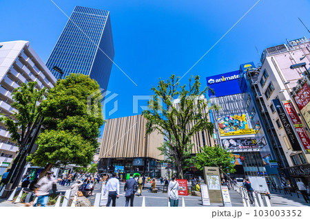 日本の東京都市景観 5月。青空に映える池袋駅東口にあるハレザ池袋や新緑などを望む 日本の東京都市景観 5月。青空に映える池袋駅東口にあるハレザ池袋や新緑などを望む 103003352