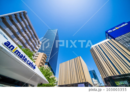 日本の東京都市景観 5月。青空に映える池袋駅東口にあるハレザ池袋や新緑などを望む 103003355